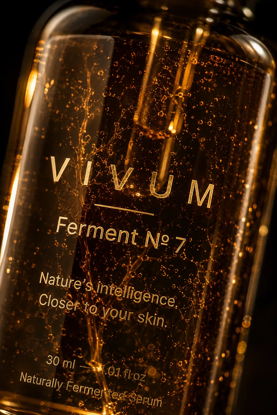Close-up van de amber flacon: de vertakking van het serum in gouden licht